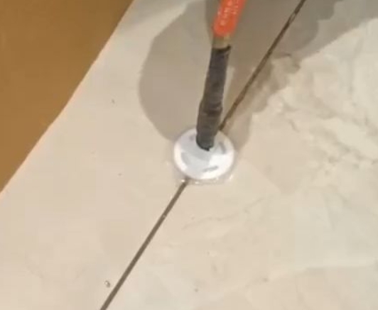 苏州市瓷砖空鼓维修公司专业解答瓷砖在铺贴过程中，如果没有涂抹均匀到位的粘结材料（如水泥砂浆或瓷砖胶），可能会导致以下问题