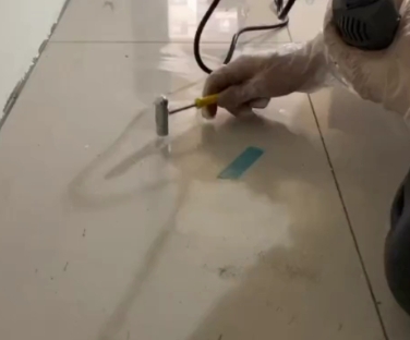 苏州市瓷砖开裂维修公司专业分享瓷砖在铺贴前如果没有沥干水分，将会导致以下问题