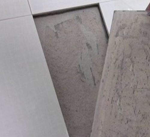苏州市瓷砖空鼓维修公司分享瓷砖铺贴时如果打浆（即涂抹在瓷砖背面和基层上的砂浆或瓷砖胶）过少，会带来以下问题
